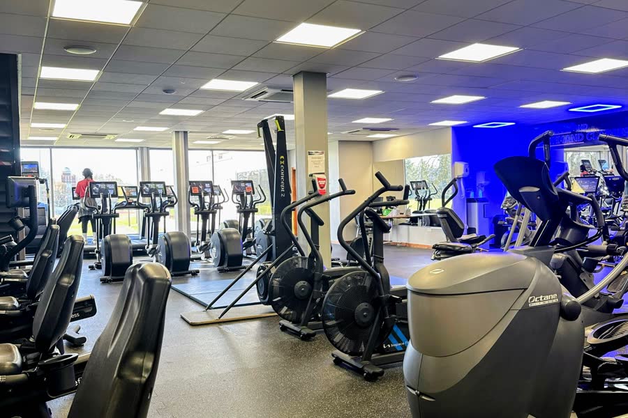 Sala de máquinas de un gimnasio